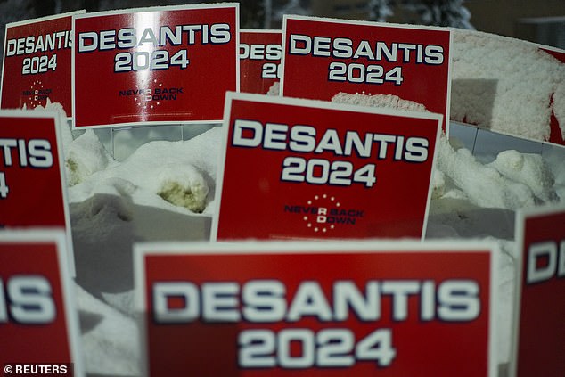 أحضر أنصار DeSantis لافتات إلى مناظرة CNN في دي موين.  ولكن هل يستطيع أن يخرج مؤيديه في يوم المؤتمر الحزبي؟