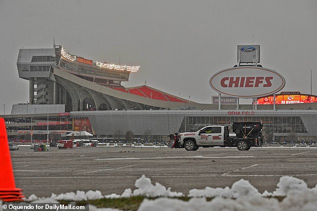 لقد تمكنوا من إخلاء معظم ساحة انتظار السيارات التي يتجمع فيها مشجعو Chiefs في يوم المباراة