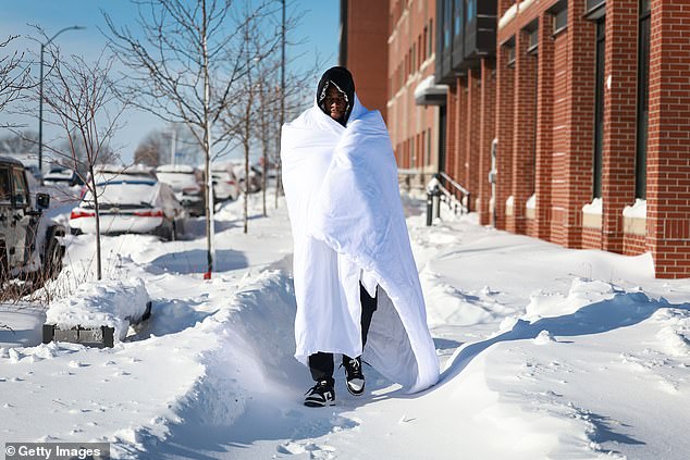 دياماني جلو يرتدي بطانية وهو يمشي في طقس -12 درجة في دي موين، آيوا