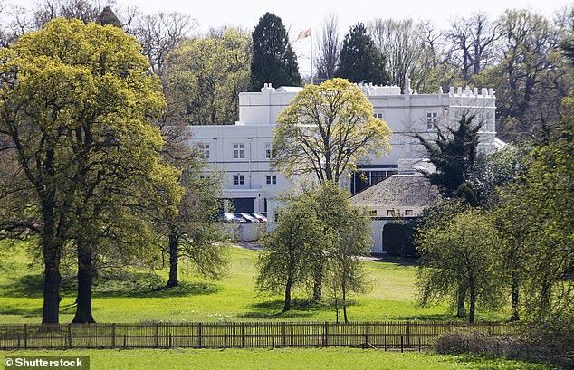 تم الإبلاغ عن أن أندرو تم عزله في قصره Royal Lodge (في الصورة) الأسبوع الماضي بينما كان يحاول إنقاص بعض الوزن للعام الجديد