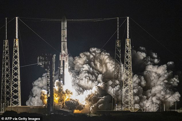 ينطلق الصاروخ الجديد، Vulcan Centaur التابع لشركة United Launch Alliance (ULA)، من مجمع الإطلاق الفضائي 41d في محطة كيب كانافيرال لقوة الفضاء في كيب كانافيرال، فلوريدا، في 8 يناير 2024، في رحلته الأولى، حاملًا مركبة Peregrine Lunar Lander التابعة لشركة Astrobotic.