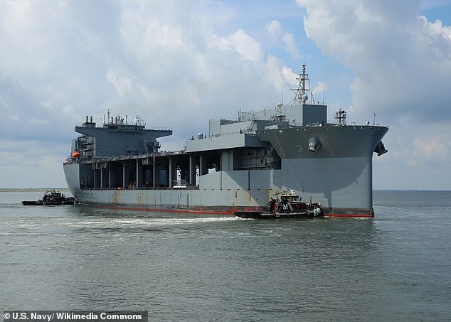 كانت فرقة SEALs على متن السفينة USS Lewis B. Puller، وهي سفينة قاعدة بحرية استكشافية، وسافرت في زوارق قتالية صغيرة للعمليات الخاصة يقودها طاقم الحرب البحرية الخاصة للوصول إلى القارب