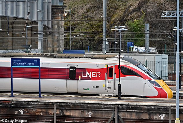 قطار LNER في إدنبرة ويفرلي، حيث يتم إلغاء الأسعار خارج أوقات الذروة إلى لندن