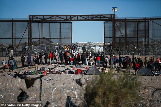 أشخاص يخيمون أثناء انتظارهم لعبور الحدود بين المكسيك والولايات المتحدة في سيوداد خواريز بالمكسيك