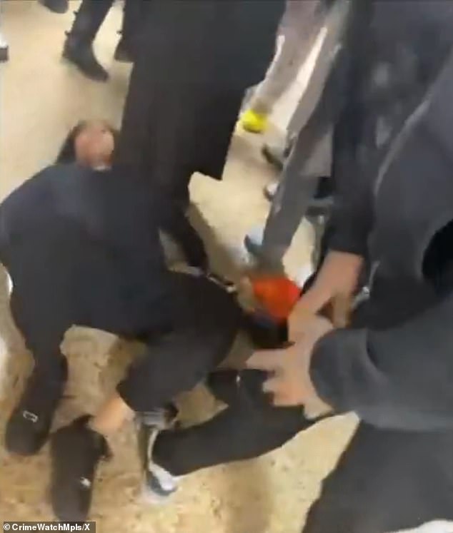 وأكد المتحدث أن البالغين، الذين ليسوا من موظفي المدرسة الثانوية، انخرطوا في الشجار وقاموا بتصعيد الموقف