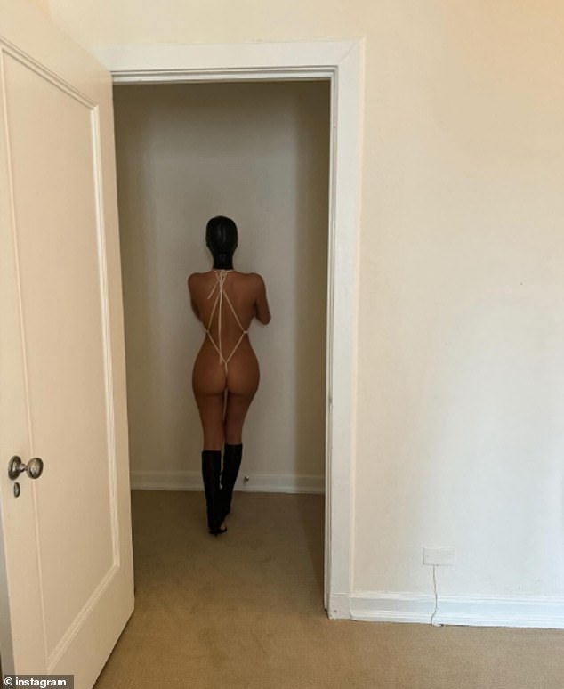 قام Ye بتحميل صورة لزوجته الأصغر سنًا وهي تواجه الحائط في مدخل فارغ وهي ترتدي نفس الزي الاستفزازي بدون تعليق