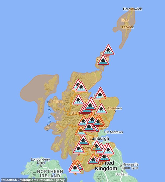 كما أصدرت وكالة حماية البيئة الاسكتلندية عشرات التحذيرات والتحذيرات من الفيضانات