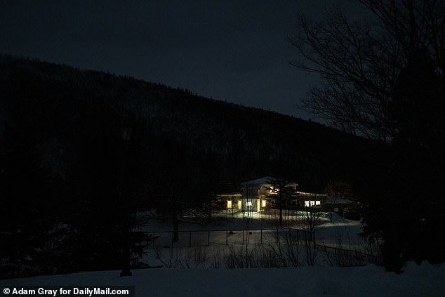 تم التصويت لسكان البلدة الستة في غرفة المعيشة في Tillotson House في منتجع The Balsams للتزلج في شمال نيو هامبشاير (في الصورة قبل منتصف الليل بقليل).