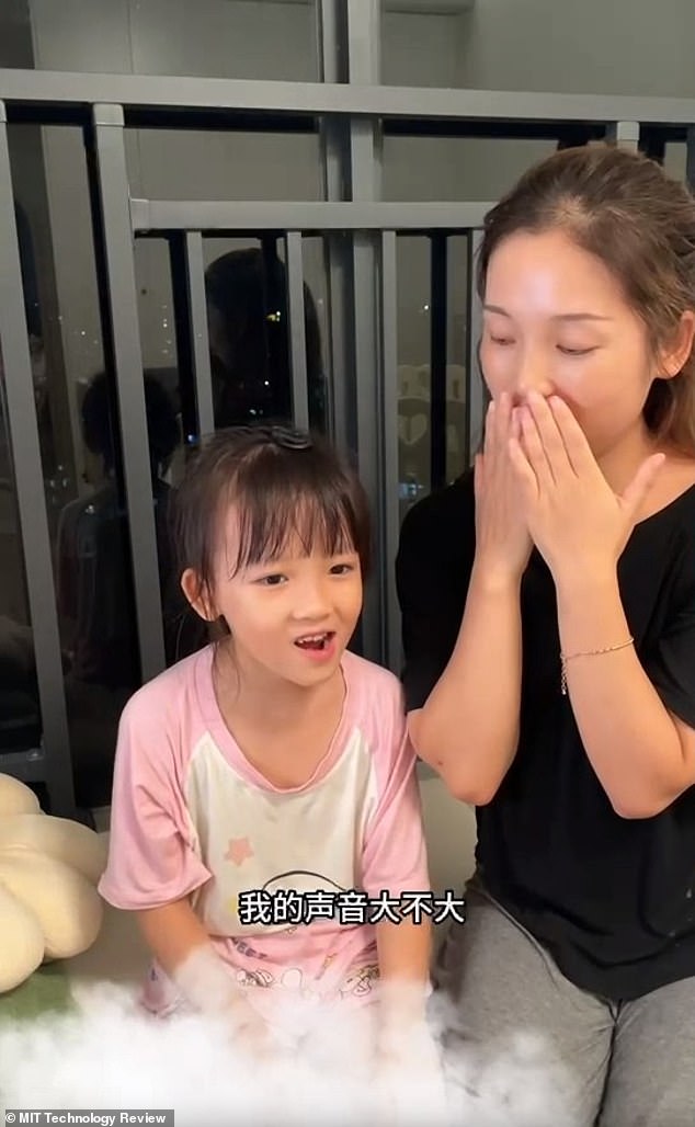 يُظهر مقطع فيديو Lixue وهي تغطي فمها حتى لا تتمكن YiYi من قراءة شفتيها وتطلب من ابنتها تكرار ما كانت تقوله
