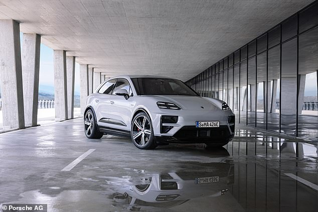 يمكن لسيارة Macan Turbo الكهربائية الأكثر قوة أن تصل سرعتها إلى 62 ميلاً في الساعة خلال 3.3 ثانية، وقد تم تحديد السرعة إلكترونيًا حتى 162 ميلاً في الساعة