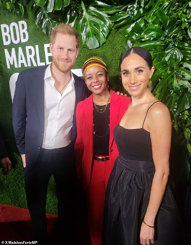 هاري وميغان في العرض الأول لفيلم One Love في كينغستون، جامايكا مع مارلين مالاهو فورتي، وزيرة الشؤون القانونية والدستورية في جامايكا