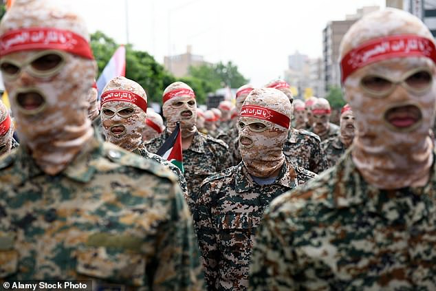 عناصر من الحرس الثوري الإيراني في مسيرة (صورة أرشيفية)