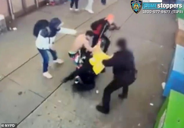 وقالت مصادر الشرطة في وقت سابق إن أربعة من المهاجرين المتهمين في هجوم تايمز سكوير ربما فروا من المدينة بعد استخدام أسماء مزيفة للحصول على تذاكر من مؤسسة خيرية تساعد المهاجرين.