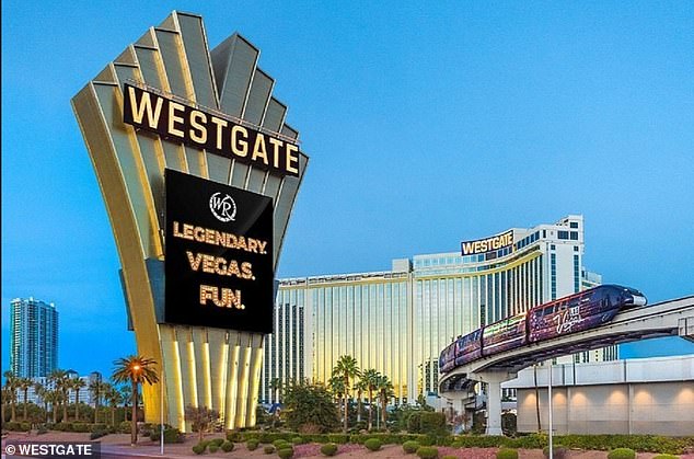 عاش إلفيس في فندق Westgate - الذي كان آنذاك فندق Las Vegas Hilton - أثناء أدائه في المدينة