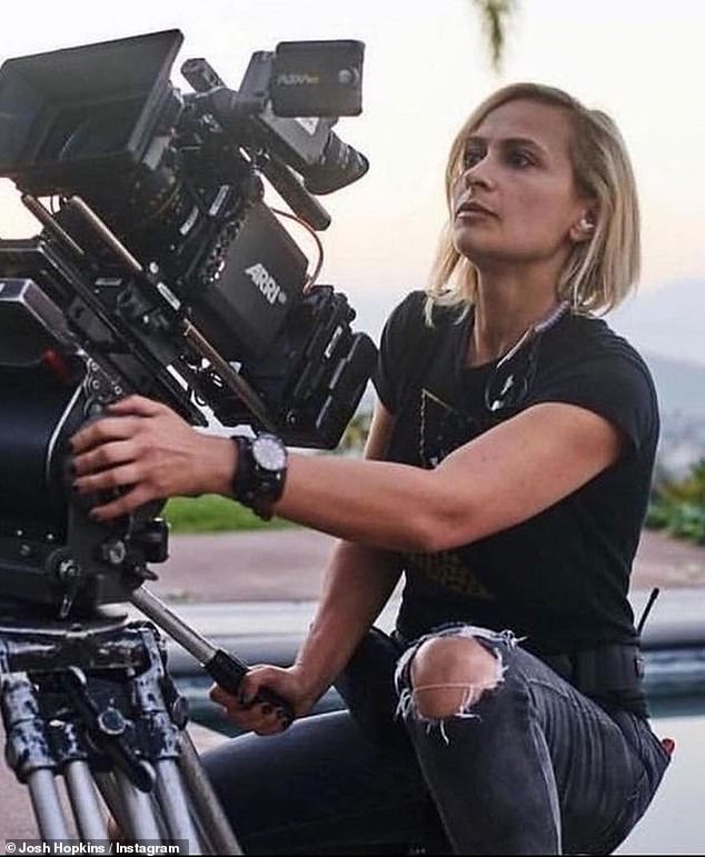 كان بالدوين، الممثل الرئيسي والمنتج المشارك في الفيلم الغربي Rust، يوجه مسدسه نحو المصورة السينمائية هالينا هاتشينز (في الصورة) أثناء تدريب خارج سانتا في في أكتوبر 2021 عندما انفجرت البندقية، مما أدى إلى مقتلها.