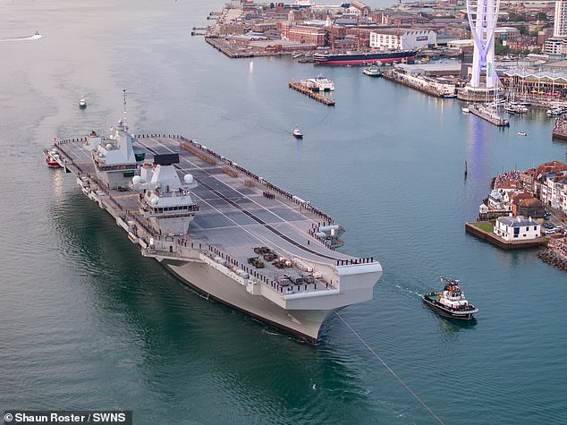 تستعد بريطانيا لإرسال حاملة الطائرات HMS Queen Elizabeth (في الصورة) بقيمة 4 مليارات جنيه إسترليني إلى البحر الأحمر هذا الأسبوع بعد أن تعهد الحوثيون المدعومين من إيران بتعطيل الشحن 