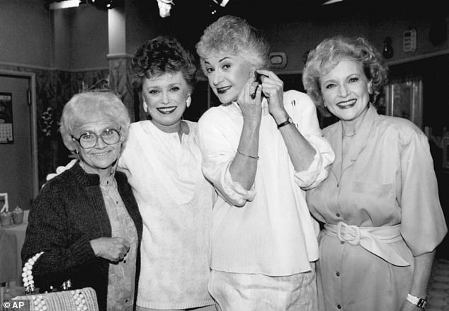 في العام الذي حمل فيه غارفي امرأتين - ولا زوجته - قالت صوفيا بيتريلو، شخصية Golden Girls، (التي صورتها إستل جيتي، أقصى اليسار): 