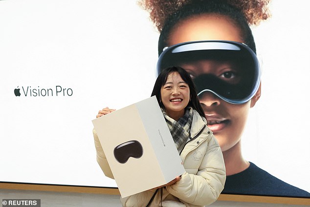 شعر العملاء بسعادة غامرة بعد شراء جهاز Vision Pro الجديد من متجر Apple Fifth Avenue في مانهاتن