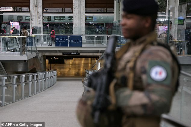 جندي فرنسي من عملية Sentinelle الأمنية يقف حارسًا في محطة قطارات Gare de Lyon في باريس، والتي تم إخلاؤها فورًا بعد الهجوم