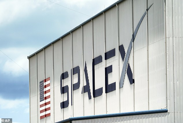 يتم عرض شعار SpaceX على مبنى في 26 مايو 2020، في مركز كينيدي للفضاء في كيب كانافيرال