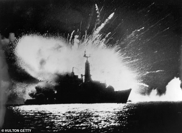 قصفت القوات الأرجنتينية سفينة HMS Antelope في خليج سان كارلوس عام 1982 خلال حرب الفوكلاند.