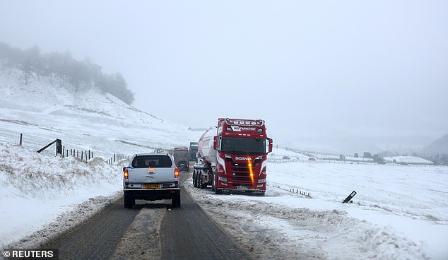 شاحنة عالقة تكافح في الثلج على طريق A53 Leek to Buxton، بوكستون، أمس