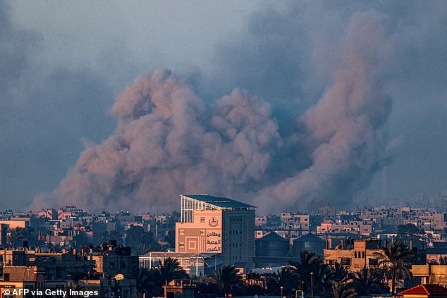 صورة التقطت من رفح تظهر الدخان المتصاعد خلال القصف الإسرائيلي على خان يونس جنوب قطاع غزة في 10 فبراير.