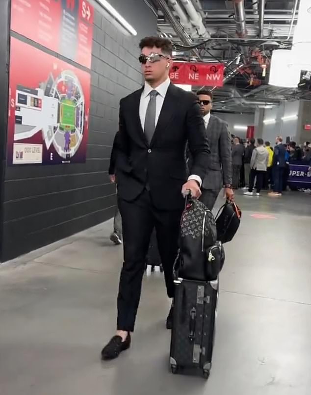 وصل أيضًا Chiefs QB Patrick Mahomes - حيث كان يحمل حقيبة ويرتدي نظارات Oakley