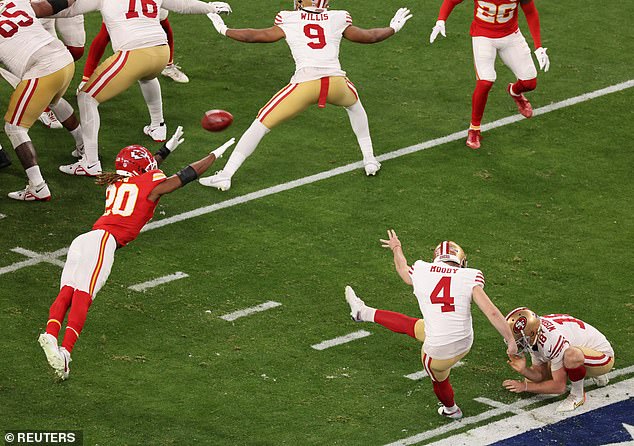 سجل جيك مودي ركلة من 55 ياردة ليكسر الجمود ويضع فريق 49ers في المقدمة - ثم الأطول في تاريخ Super Bowl