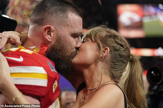 شوهدت نجمة البوب تايلور سويفت وصديقها ترافيس كيلسي وهما يتشاركان قبلة بعد فوز فريق The Chiefs بلقب Super Bowl