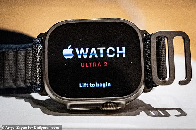 يؤثر الخلل على Apple Watch 9 وApple Watch Ultra 2 (في الصورة) ويمكن أن يتسبب في إجراء الساعة لمكالمات هاتفية ومنع المستخدمين من إدخال رمز المرور الخاص بهم