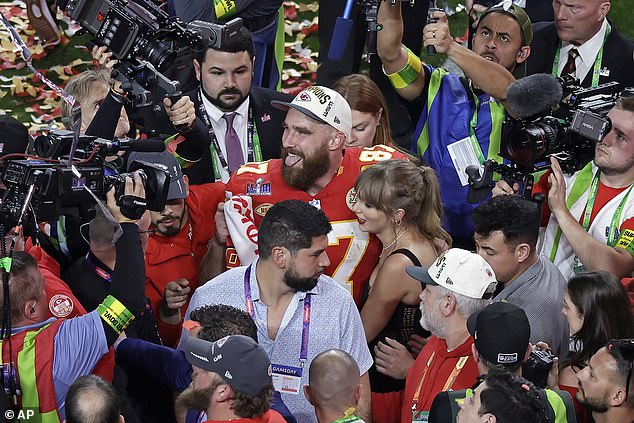 انتشرت احتفالات Kelce مع Swift في جميع أنحاء العالم بعد فوز Chiefs بـ Super Bowl LVIII