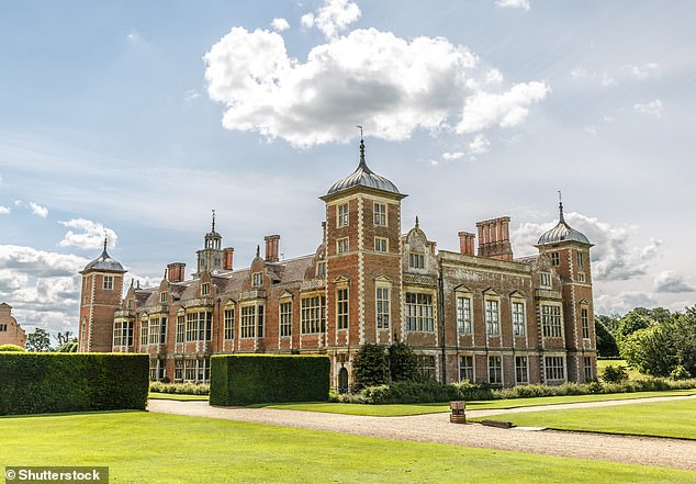 يقع الجسر شمال قاعة Blickling Hall التي تديرها مؤسسة National Trust، وهو قصر يعقوبي تم بناؤه على أنقاض قصر تيودور يُعتقد أنه مسقط رأس آن بولين - الزوجة الثانية المشؤومة للملك هنري الثامن (الصورة: Shutterstock)