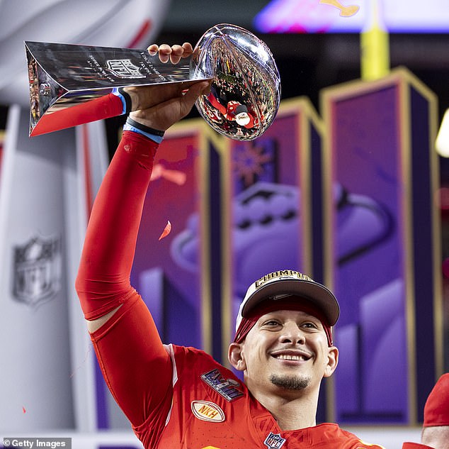 أصبح Mahomes الآن فائزًا بلقب Super Bowl ثلاث مرات مع The Chiefs وهو يبلغ من العمر 28 عامًا