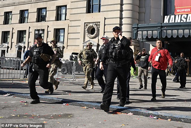 نزل تواجد كبير للشرطة في Union Square بعد دوي إطلاق نار في عرض Superbowl Parade لرؤساء مدينة كانساس سيتي