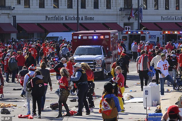 أطلق مسلحون النار بينما كان المشجعون يتجمعون لمشاهدة عرض Super Bowl احتفالاً بانتصار فريق Chiefs 25-22 في الوقت الإضافي على فريق San Francisco 49ers.