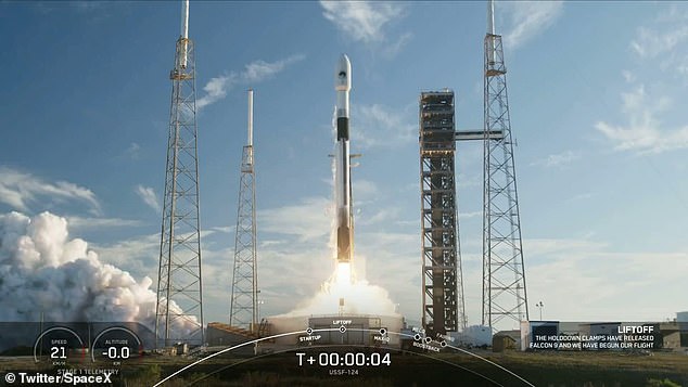 في وقت سابق من يوم الأربعاء، انطلق صاروخ SpaceX Falcon يحمل حمولة غامضة من كيب كانافيرال في فلوريدا في نفس اليوم الذي تم فيه الكشف عن رغبة روسيا في نشر سلاح نووي في الفضاء.