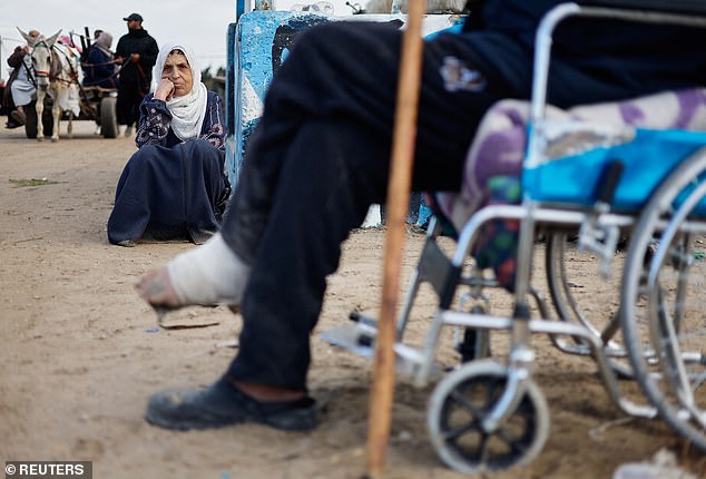 مرضى فلسطينيون يستريحون لدى وصولهم إلى رفح بعد إجلائهم من مستشفى ناصر في خان يونس بسبب العملية البرية الإسرائيلية