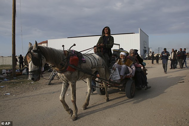 الفلسطينيون الفارون من الهجوم الإسرائيلي على خان يونس يصلون إلى رفح في قطاع غزة