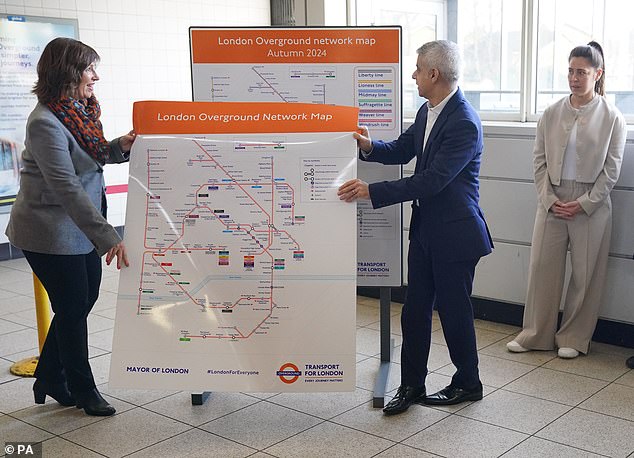 عمدة لندن صادق خان يكشف النقاب عن خطوط Overground الجديدة في Highbury وIslington اليوم