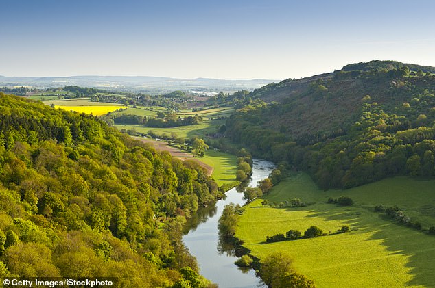 تعد منطقة Wye Valley منطقة ذات جمال طبيعي أخاذ، كما أن فندق Old Court بالقرب من Symonds Yat مجهز تجهيزًا جيدًا بالعديد من أجهزة الشحن فائقة السرعة