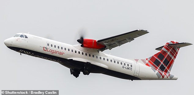 شاهد الركاب المذهولون بينما كان المسعفون يعالجون موظف شركة Loganair قبل نقله إلى المستشفى (صورة مخزنة)