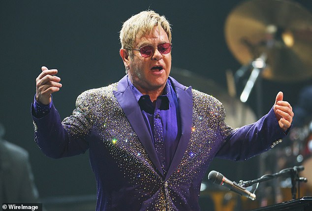 تخفيضات: لدى مشجعي Elton John فرصة شراء تذكار من مسيرة نجم البوب ​​المتألقة