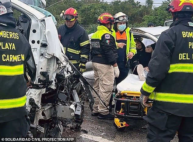 يرقد سائحان أرجنتينيان ناجيان أصيبا في الحادث على نقالة بعد إخراجه من حطام سيارة الدفع الرباعي بعد لحظات من اصطدامها بشاحنة متوقفة