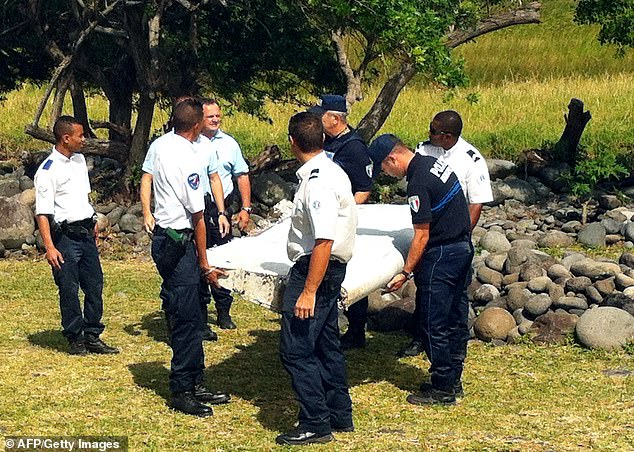 اختفت رحلة الخطوط الجوية الماليزية MH370 فوق بحر الصين الجنوبي خلال رحلة من كوالالمبور، ماليزيا، إلى بكين، الصين، في 8 مارس 2014 (شوهدت الشرطة وهي تحمل حطام طائرة مجهولة في المحيط الهندي الفرنسي في يوليو 2015).