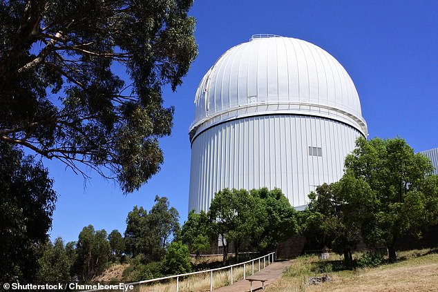 تم اكتشاف هذا الثقب الأسود لأول مرة باستخدام تلسكوب بطول 7.5 قدم (2.3 متر) في مرصد ANU Siding Spring بالقرب من كونابارابران، أستراليا (في الصورة).