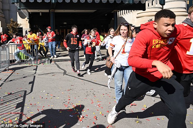 الناس يفرون بعد إطلاق أعيرة نارية بالقرب من موكب النصر في بطولة كانساس سيتي تشيفز في Super Bowl LVIII في 14 فبراير 2024، في مدينة كانساس سيتي بولاية ميسوري.