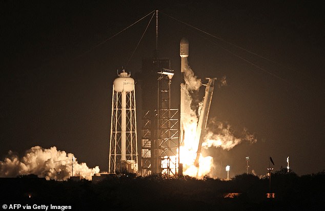 ينطلق صاروخ SpaceX Falcon 9 من منصة الإطلاق LC-39A في مركز كينيدي للفضاء مع مهمة الهبوط على القمر Nova-C التابعة لشركة Intuitive Machines، في كيب كانافيرال.