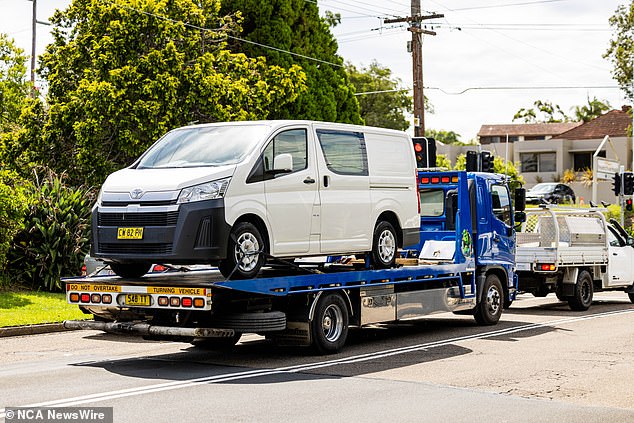 تم العثور على سيارة Toyota HiAce المستأجرة الخاصة بـ Beau Lamarre-Condon في Grays Point في جنوب سيدني صباح يوم الجمعة بعد أن سلم نفسه للشرطة.