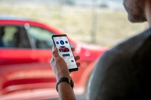 تعمل تطبيقات مثل FordPass أو Kia Connect جنبًا إلى جنب مع نظام المعلومات والترفيه في المركبات الكهربائية الجديدة وتسمح لك بالشحن عن بعد والتحكم في جوانب سيارتك أثناء التنقل.